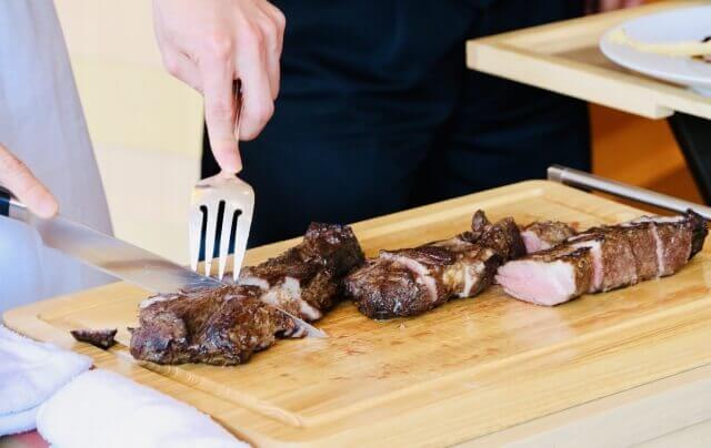 シェフが目の前で肉を取りさばいてくれている