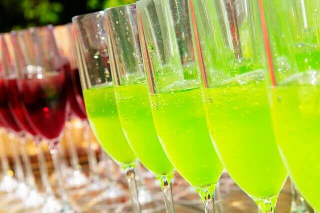 赤とグリーンのカクテルがたくさん並んでいる