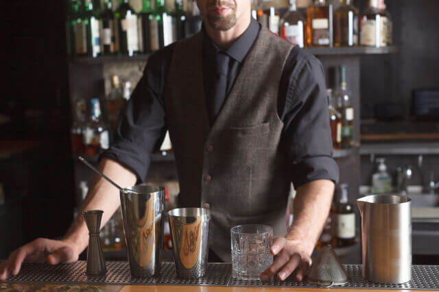 カクテルパフォーマンスを行うために準備しているバーテンダー