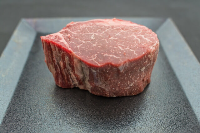 黒いお皿にのった生の高級フィレ肉