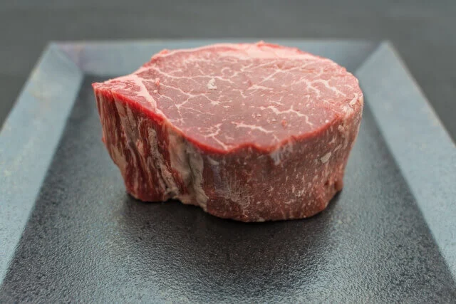 黒いお皿にのった生の高級フィレ肉