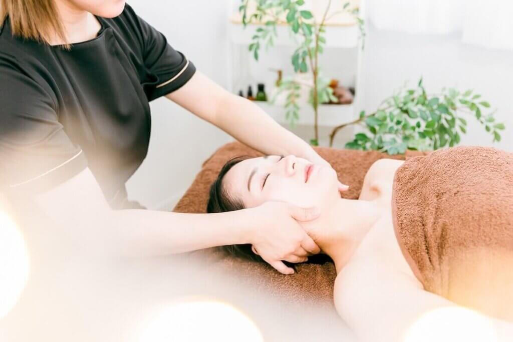 ブライダルエステを受ける女性