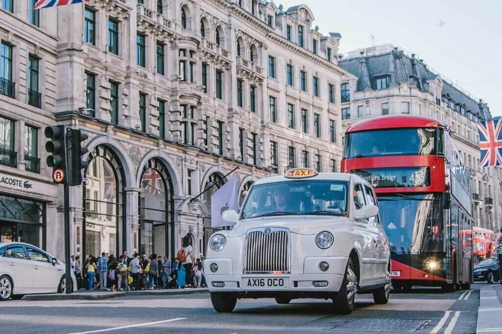 ロンドンのタクシーとバスがロンドンの街を走っている