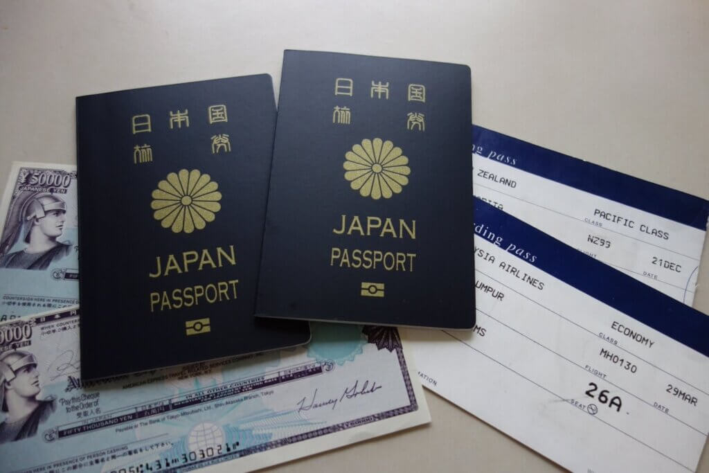 パスポートと飛行機のチケットとトラベラーズチェック