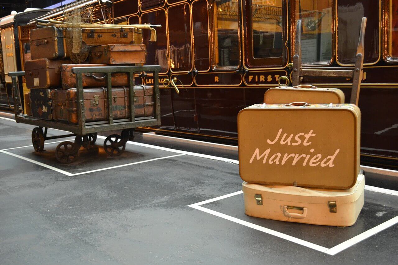 駅のホームでJust Marriedと書かれたカバンが置かれている