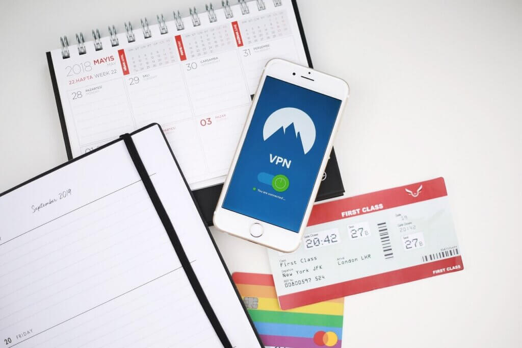 スケジュール帳とカレンダー、そしてスマートフォンと航空チケットの写真