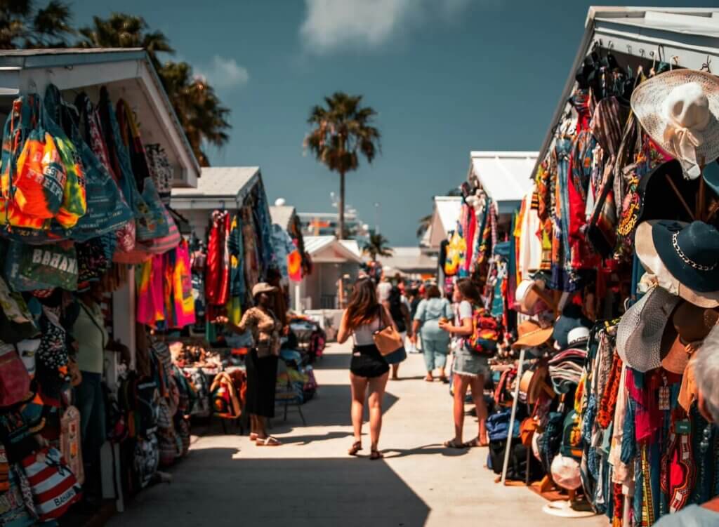海外リゾートのお土産屋さんストリート