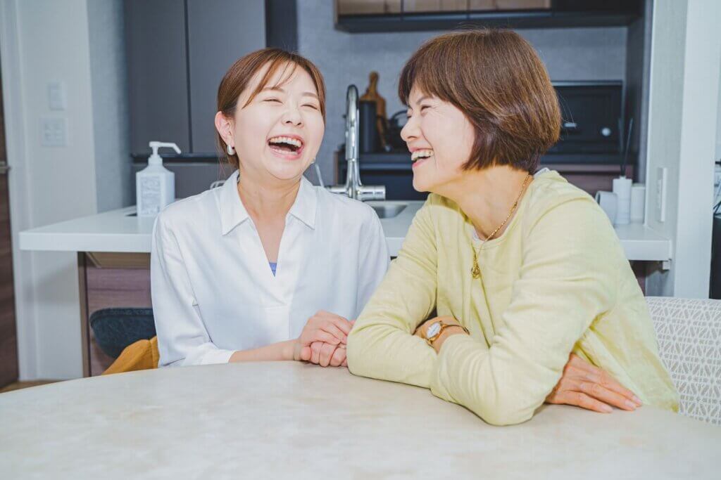 談笑する母と娘