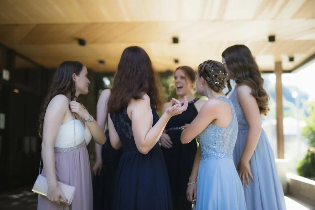 結婚式に出席する女性ゲスト達が談笑している
