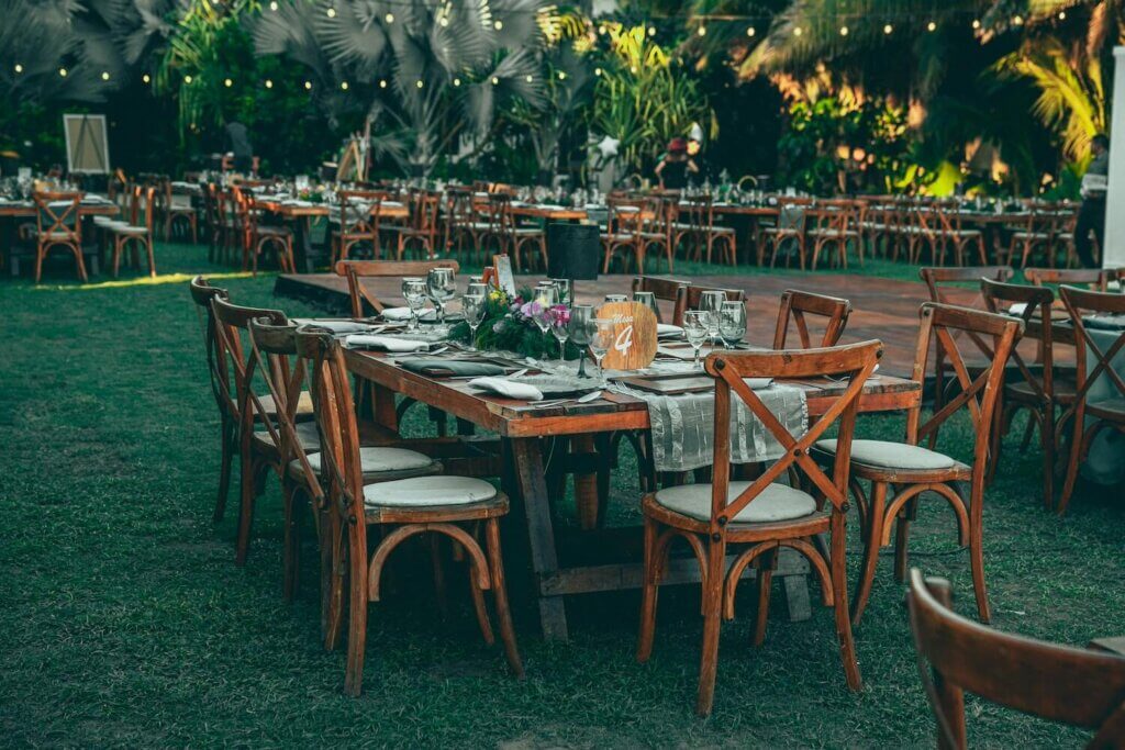 四角テーブルでレイアウトされたガーデンウェディング会場