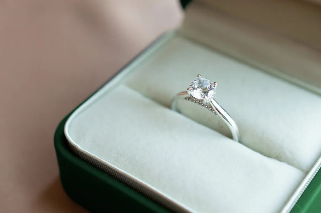 指輪ケースに入れられた婚約指輪
