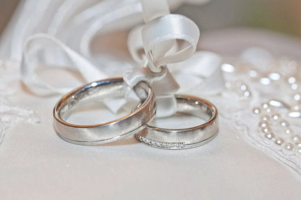白い指輪おきに乗せられた結婚指輪