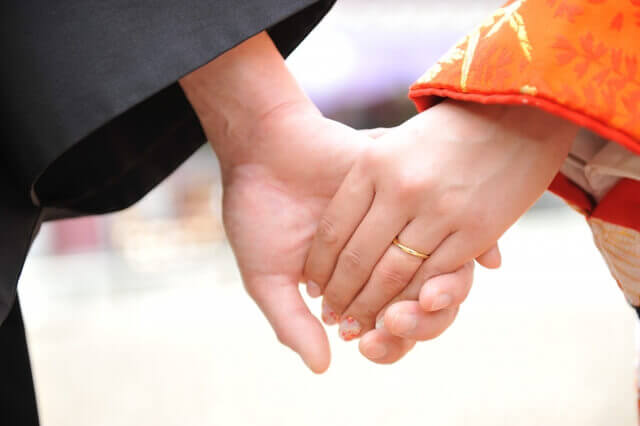和装で手を繋いでいる新郎新婦の手元