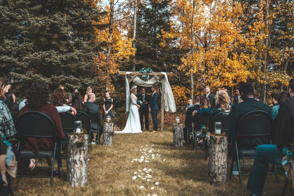 森の中で執り行われている人前式