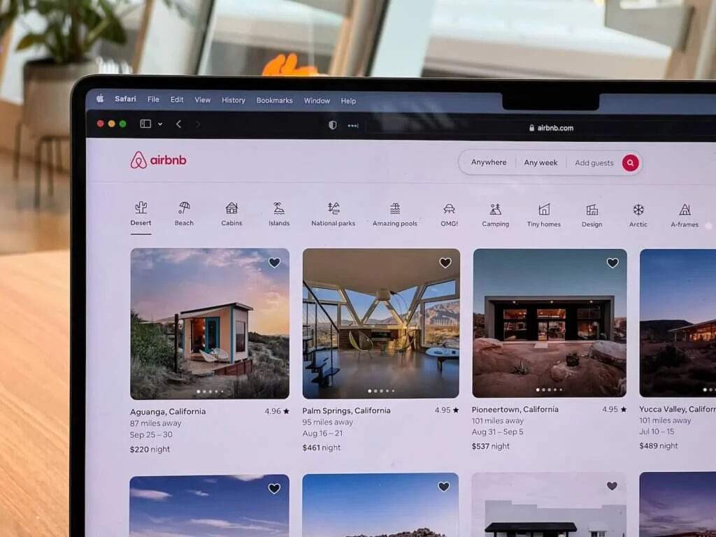 PCでairbnbでの宿泊地探しをしている画面