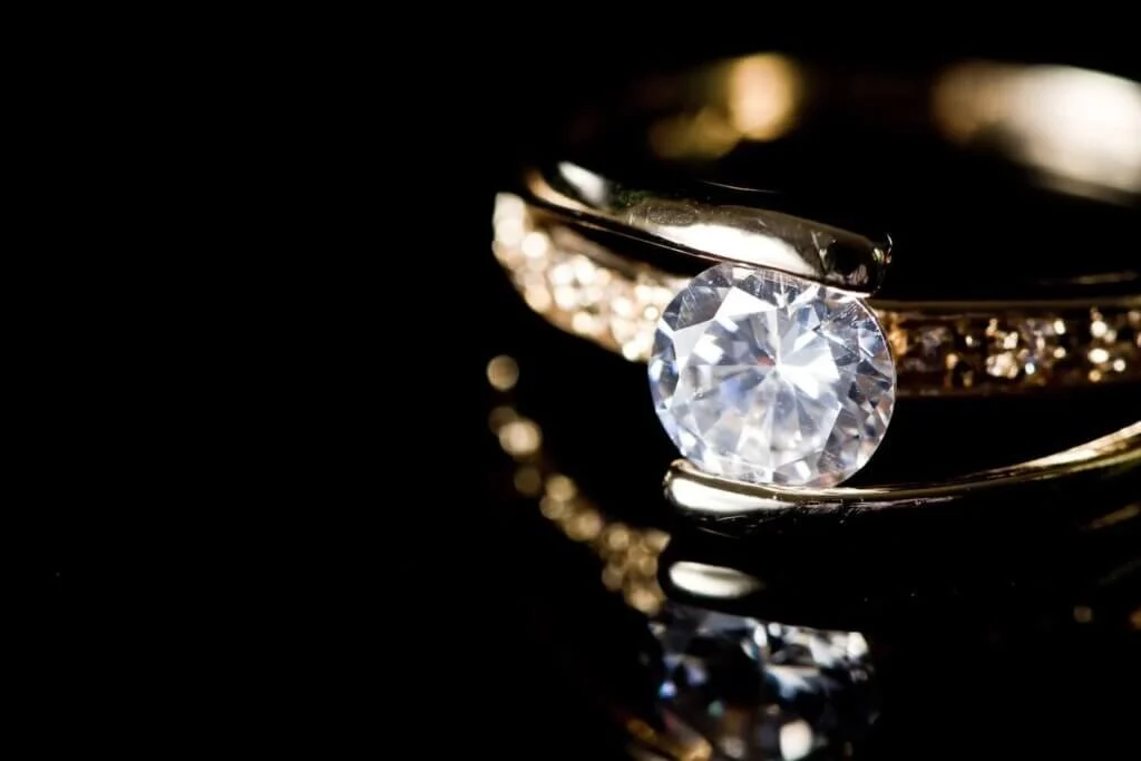 ゴールドの指輪に大きなゴールドの指輪に大きなダイヤモンドが配置されている婚約指輪