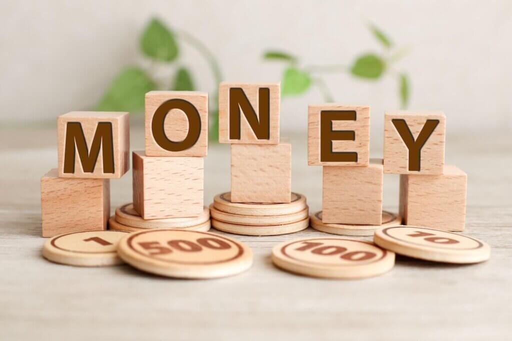 MONEYを書かれた木製のおもちゃ