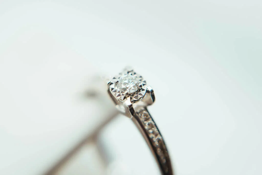 たくさんのダイヤモンドが、リングにも、台座にもあしらわれている婚約指輪