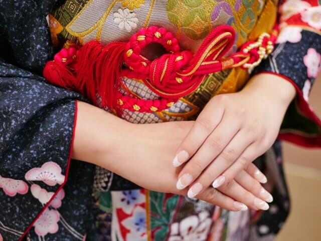 品よく両手を重ねた振袖姿の女性の手元