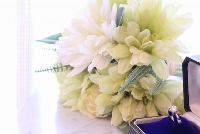 白い花束と婚約指輪