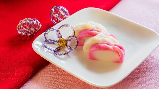 紅白のかまぼこと水引の飾りが3つ