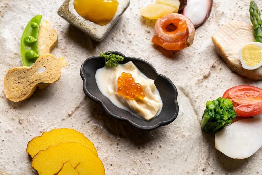 大きな和皿の上に並べられた和食の前菜料理