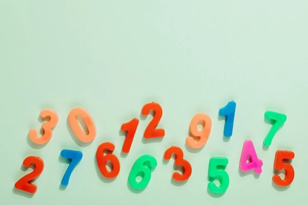 薄いグリーンの背景に色とりどりの数字が置かれている