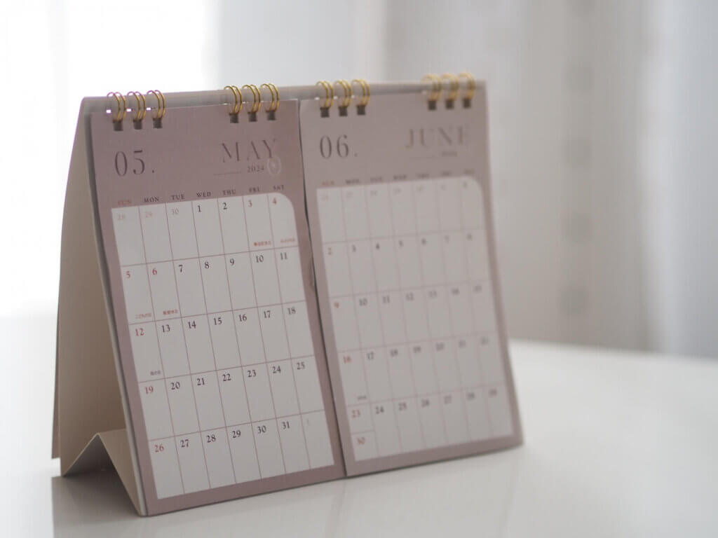 5月と6月が表示されている卓上カレンダー