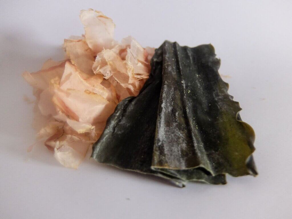 鰹節と昆布が並べられて置かれている