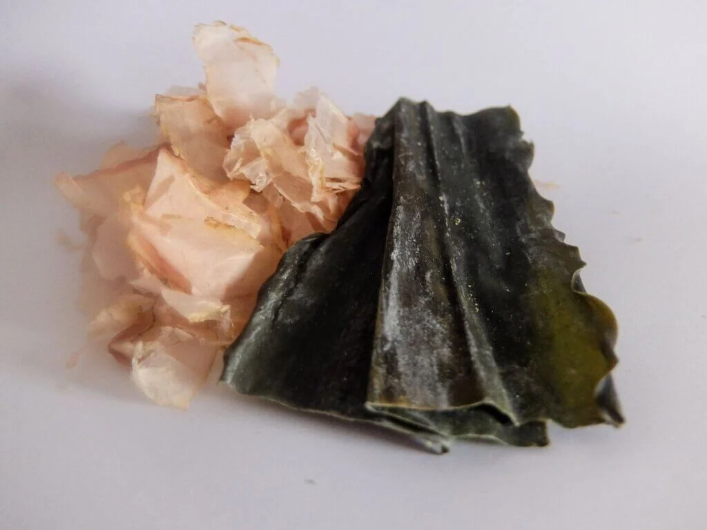鰹節と昆布が並べられて置かれている
