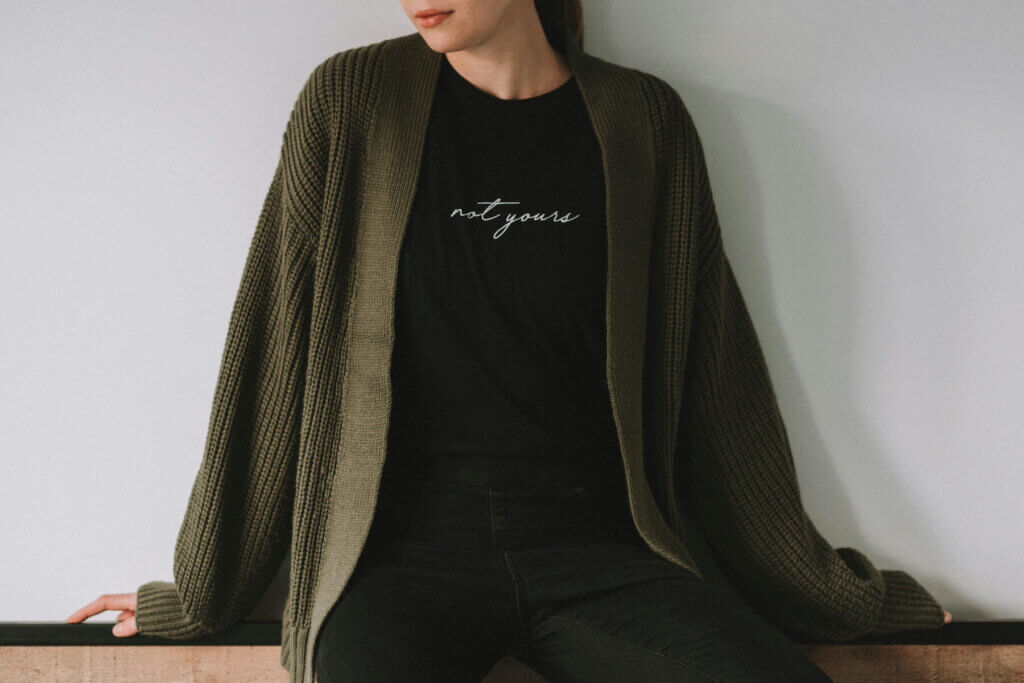 カーキ色のカーディガンを羽織る女性