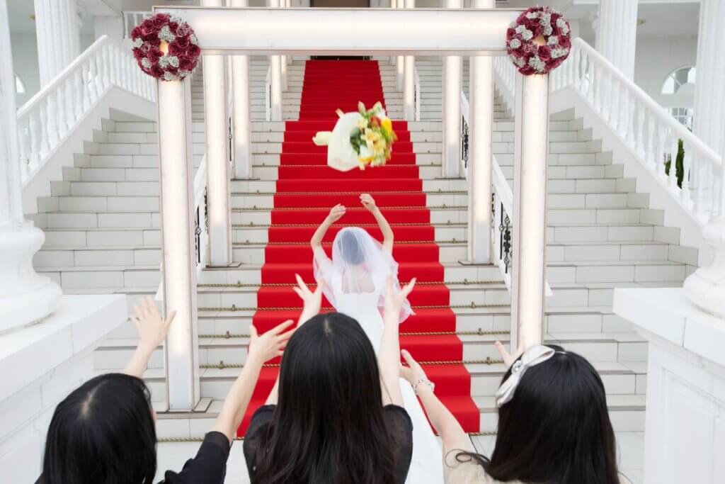 ブーケトスを行っているシーン