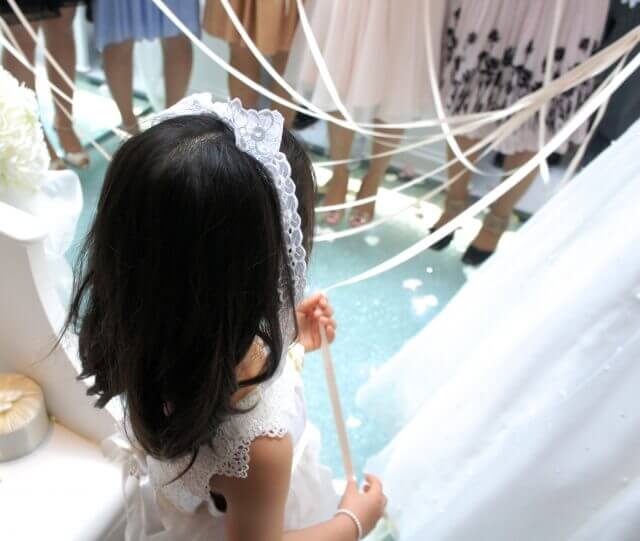 ブーケプルズの演出で小さな女の子も参加している