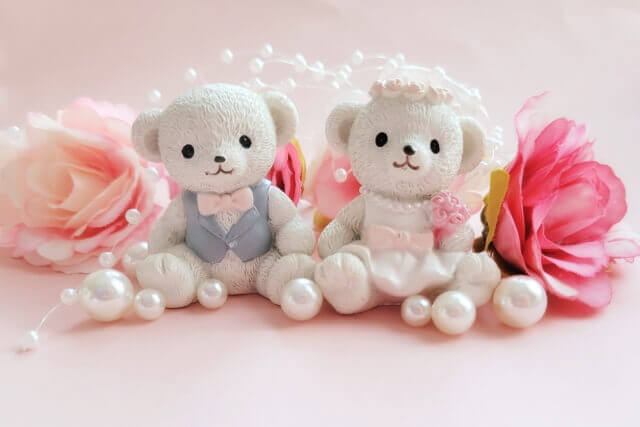 1組のウェディングベアーのぬいぐるみ