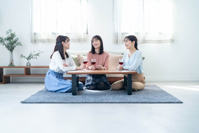 エアーでワインを飲みながら楽しそうに話をしている3人の女性