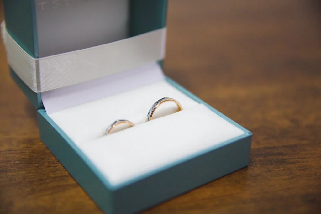 ブルーのボックスに収められた結婚指輪セット