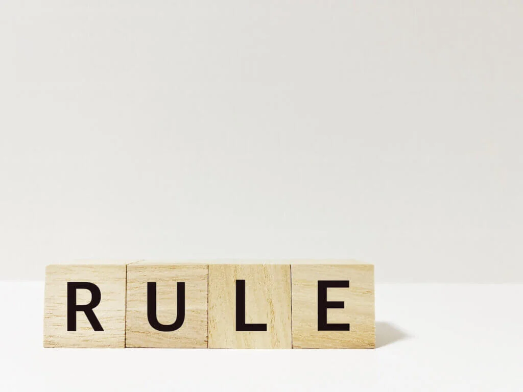 RULEと書かれている木製のキューブ