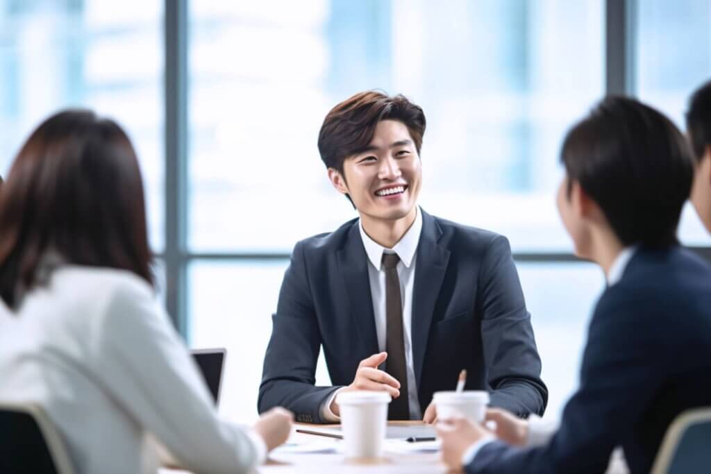 オフィスでのミーティング中に笑顔と同僚で話し合っている