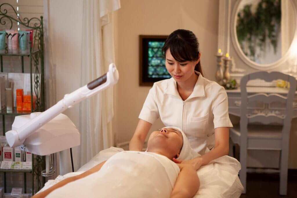 ブライダルエステを受ける女性とエステティシャン
