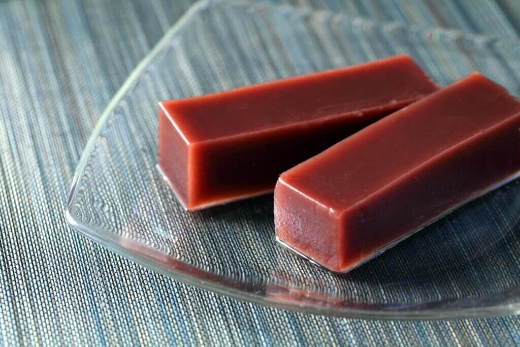 透明のガラス棚の上に、取り付けられたあずき色の水ようかん2本