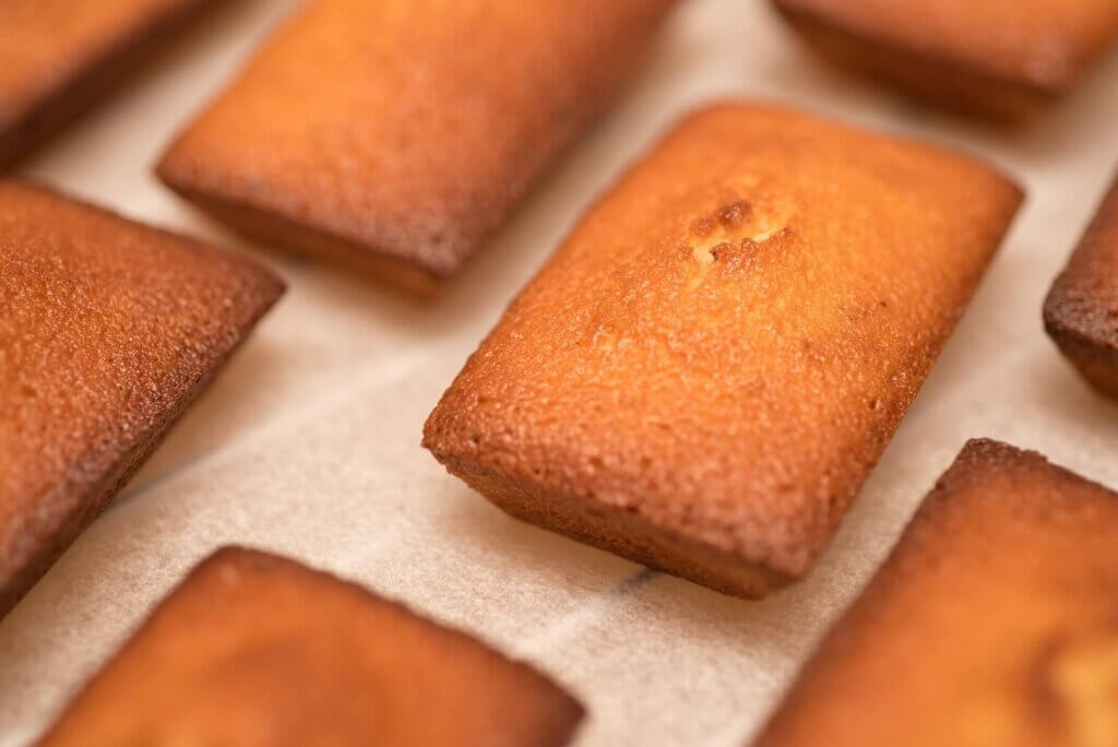 白い透明の器に、並べられた焼き菓子のフィナンシェ