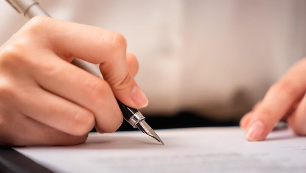 万年筆で手紙を書いている手元の画像