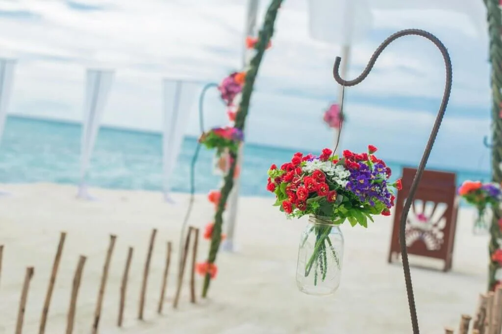 ビーチで設営されたチャペルにある花の装飾