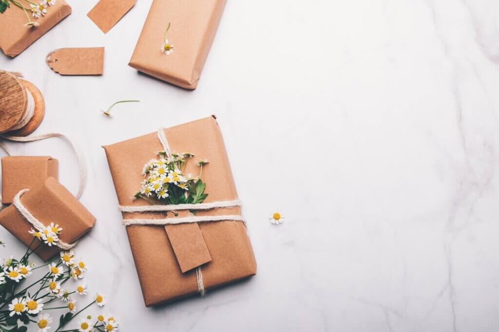 ナチュラルなクラフト紙と小さな花でデコレーションされたギフトボックス
