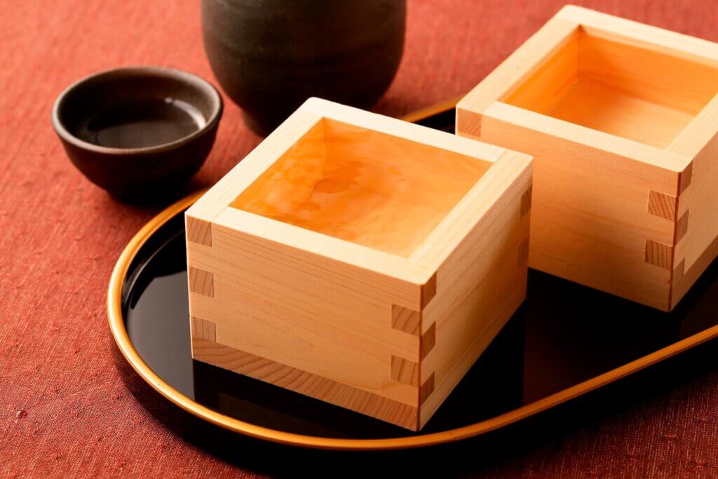 黒い漆法のお盆の上にのせられた2つの枡