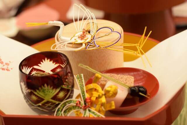 鶴の水引を下に並べられている懐石料理の前菜