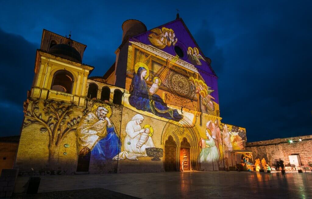 ヨーロッパ調の古い建物の壁に映し出されたプロジェクションマッピング