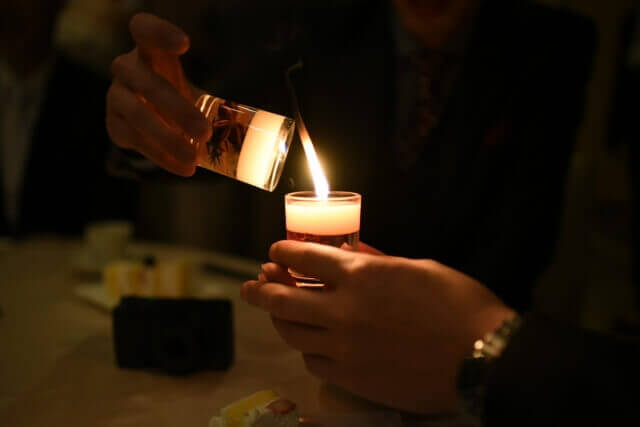 キャンドルリレーで火を送って行こうとリレーしているゲスト