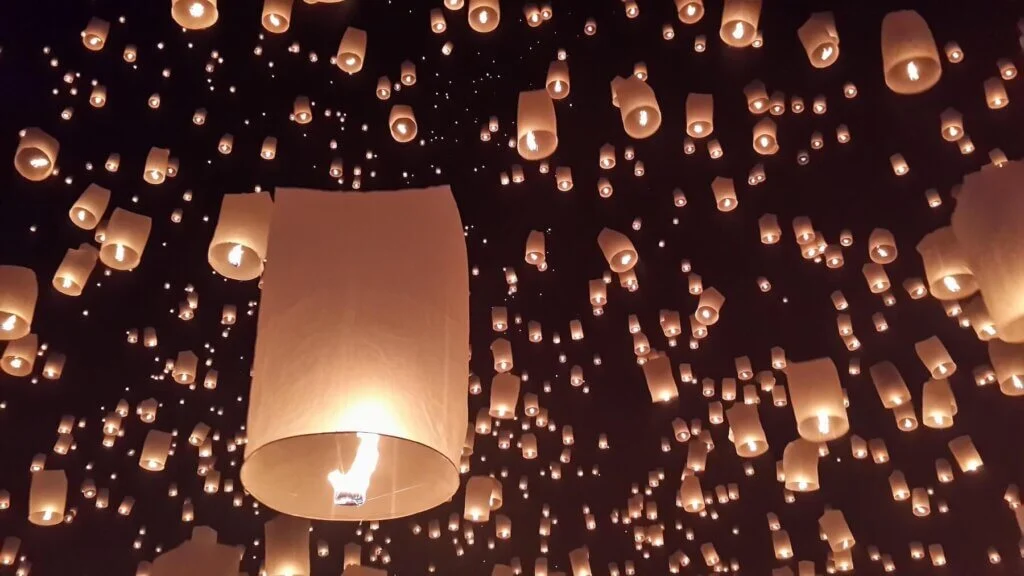 夜空にたくさん舞っているバルーンランタン