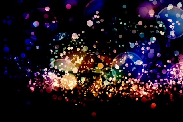 様々な色で煌びやかに光るプリズム